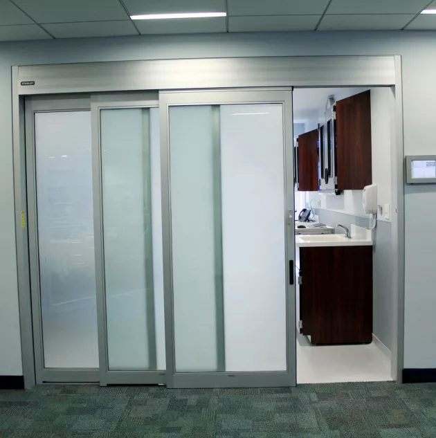 SECONDARY Stanley 7500 ICU Manual Slide Door Privacy Glass-duracare.jpg A set of doors in a hospital room.