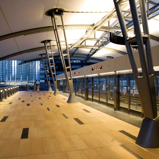 A transit platform with screen doors.