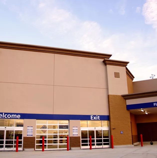 Automatic storefront doors allow for good wayfinding