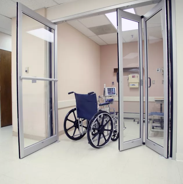 icu_7600_orig.jpg swing/fold door hybrid in a healthcare setting