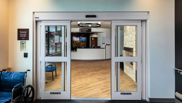  DuraGlide automatic sliding door in Emergency Room setting. Photo Credit: MKM Build Photography www.mkmbuild.com.jpg